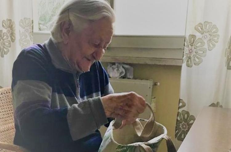 Borse solidali, Stefana le cuce a 91 anni