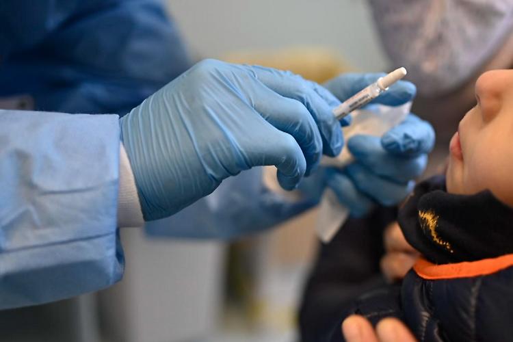Asst, vaccino antinfluenzale: dai 2 ai 18 anni c'è lo spray