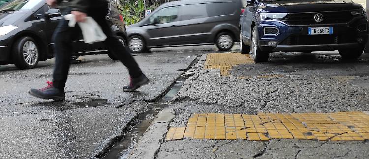 Mercato di via Verdi: pavimentazione, trappola per i pedoni
