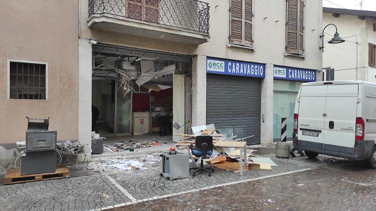 Sventrato il bancomat in piena notte
