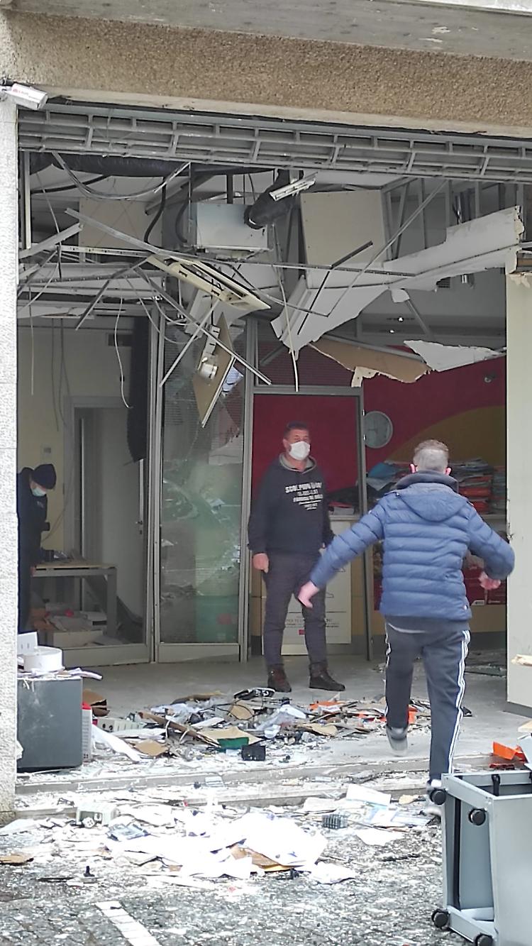 FOTO Sventrato il bancomat in piena notte
