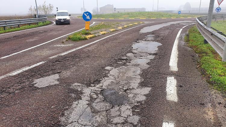 FOTO Strade gruviera, i gommisti: «Dopo il maltempo aumentano i problemi»