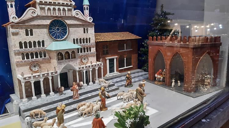  Presepi nei negozi e sotto la Loggia dei Militi