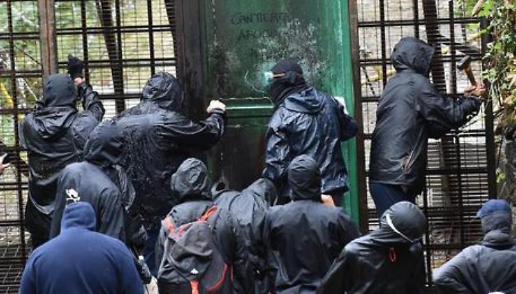 No Tav verso cantiere, bombe carta contro forze ordine