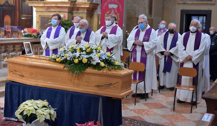 Il commiato, il vescovo: 'Don Giuseppe, l'innamorato del Vangelo'