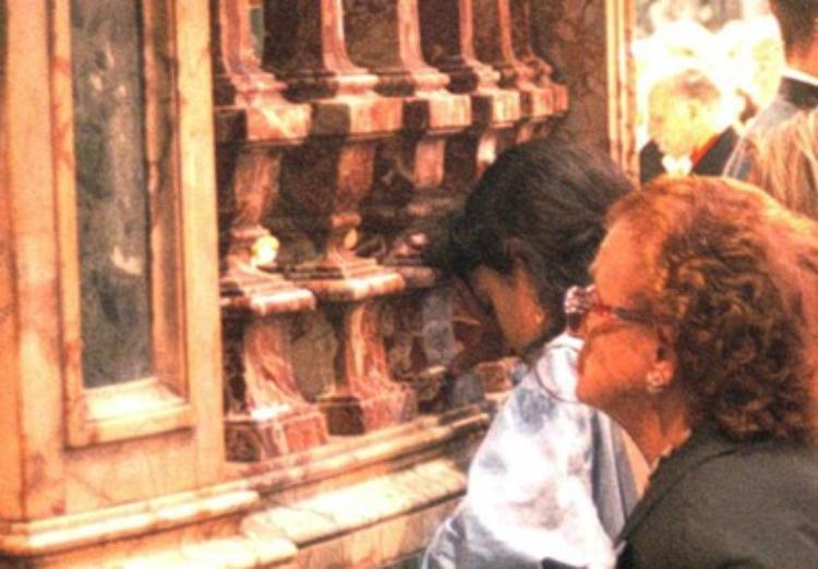 San Gennaro, niente miracolo: sangue ancora solido in teca