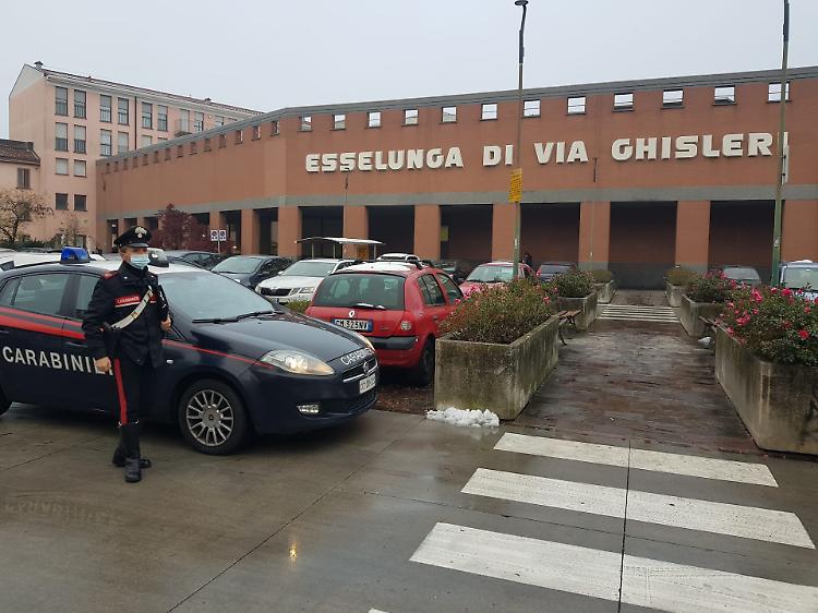 Furti in esercizi commerciali: tre persone denunciate 