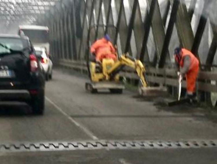 Buche e dislivelli sul ponte, colonne e attese tra Castelvetro e Cremona
