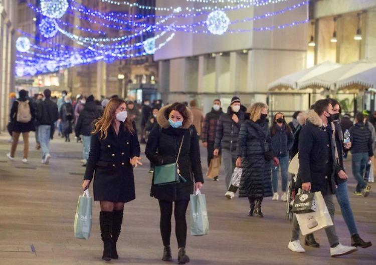 Covid: 17.992 i nuovi casi, 674 i mortiLazio, Liguria, Veneto a rischio elevato