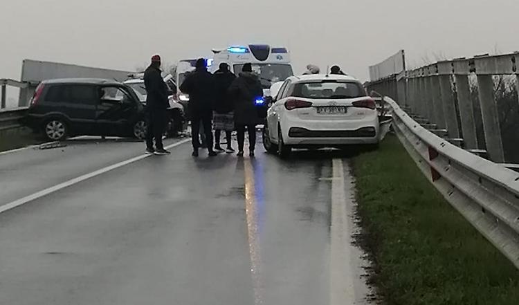 Frontale sul cavalcavia, quattro persone ferite
