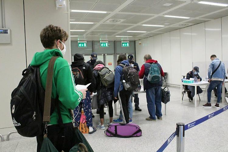 Rientrati 160 italiani dal Regno Unito 