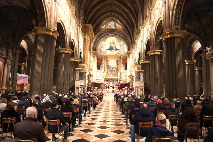 Cattedrale di Cremona gremita per la messa della vigilia di Natale