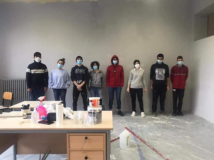 Sraffa-Marazzi, gli studenti tinteggiano le aule