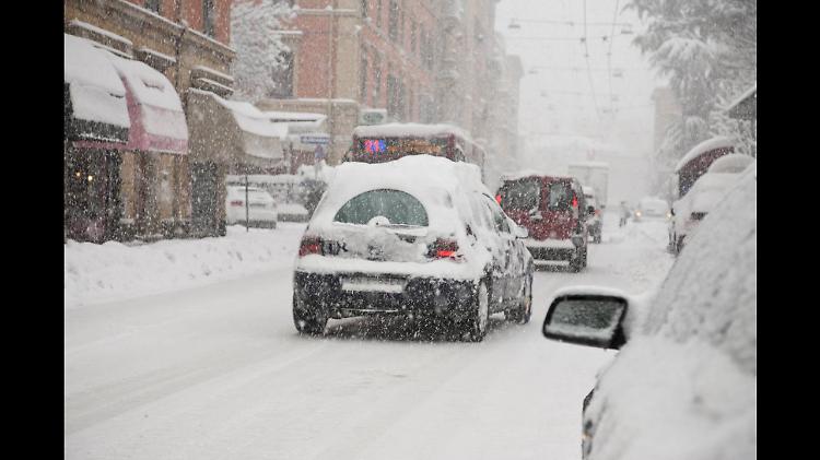 Neve, disagi strade Nord. Ritardi treni 