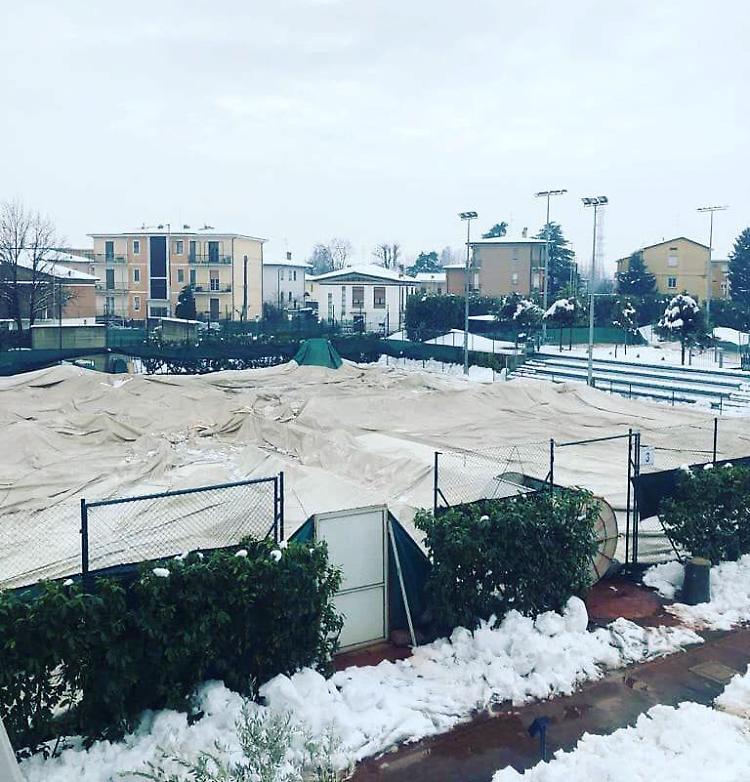 Tennis club: crollati i «palloni»