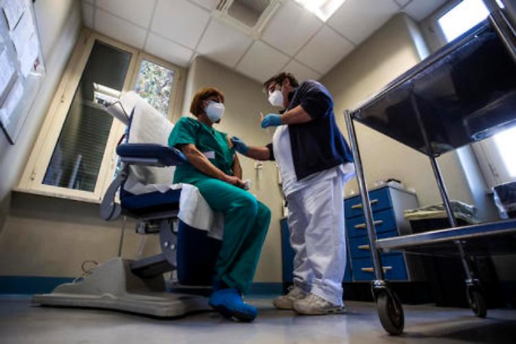 Covid: mancano medici e siringhe, per vaccini volontari e pensionati