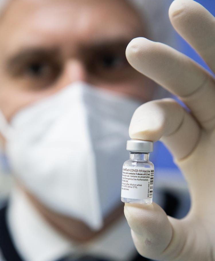 Vaccinazioni, richiamo seconda dose Pfizer e Moderna fino a 42 giorni di distanza