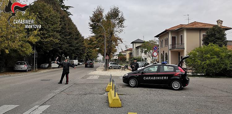 Via la collana con la tecnica dell'abbraccio, due denunciati