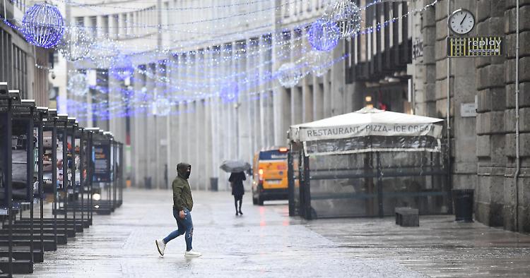 Covid, passa il decreto: zona gialla rafforzata, le superiori aprono l'11