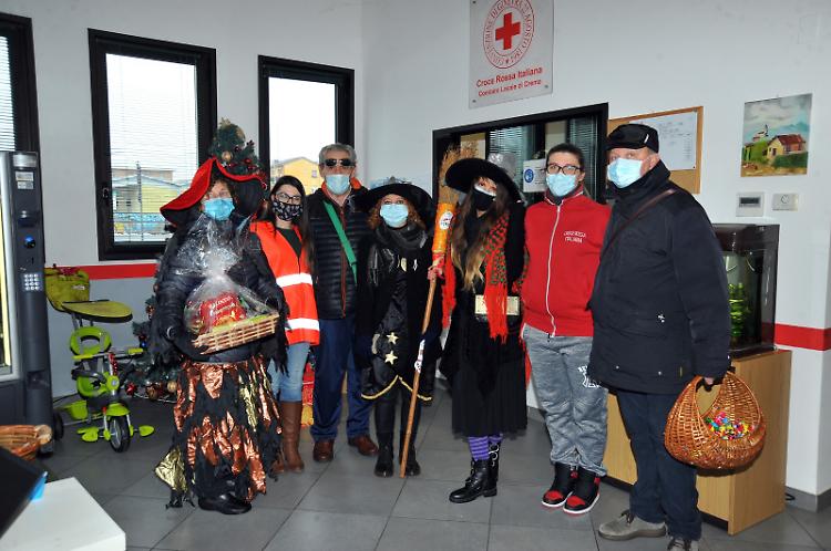 FOTO Epifania, i Pantelù consegnano i doni ai carabinieri, al vescovo e alla Croce rossa