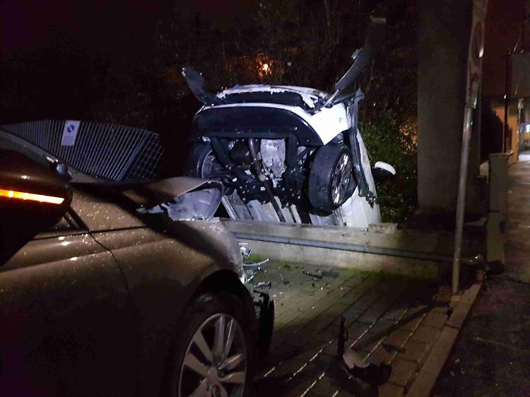 Carambola in via Giordano, auto finisce nel giardino