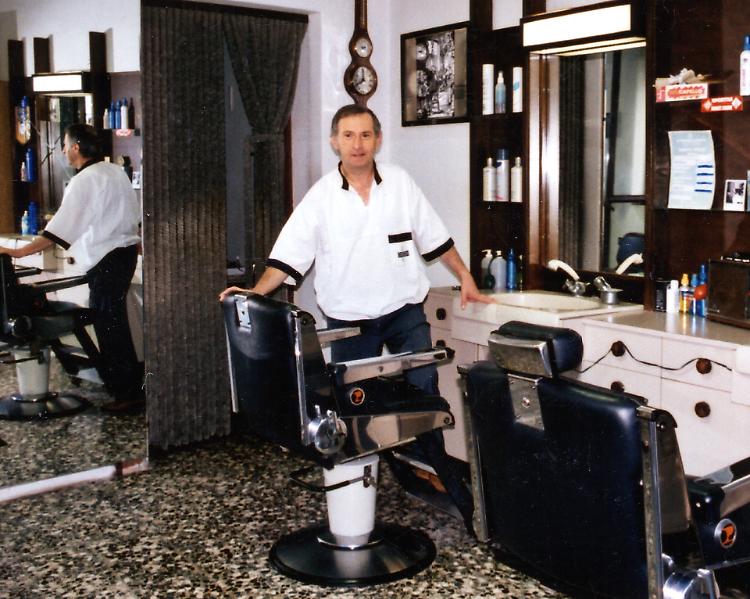 Barba e capelli, lo storico negozio chiude dopo 54 anni