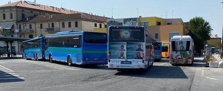 Sul bus senza mascherina, lite e poi sputo all’autista