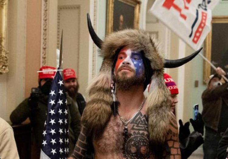 Jake, lo sciamano alla guida dell'assalto al Congresso Usa