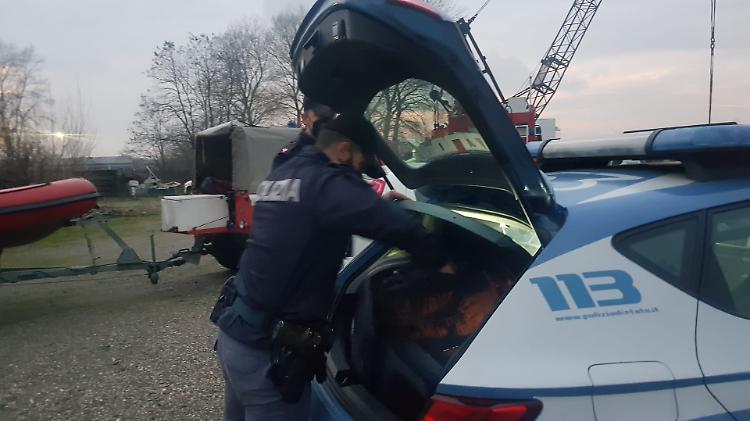Bimba chiusa in auto, vigili del fuoco la liberano