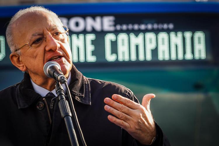 De Luca: 'Esaurite le dosi di vaccini, si interrompe campagna'
