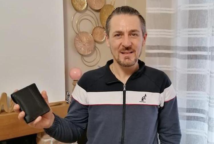 Lo rintraccia con Messenger per restituirgli il portafoglio