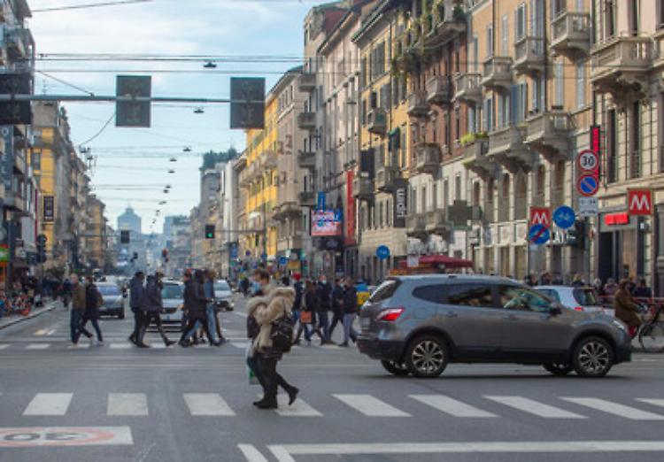 Tasso di positività risale al 5,3%: 11.629 nuovi casi e 299 morti