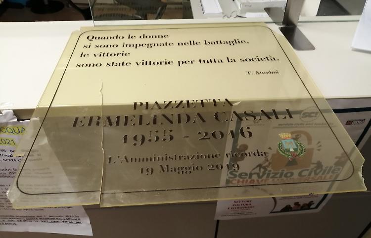 Vandali, targa commemorativa sradicata