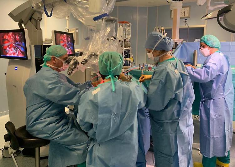 Operata al cervello da sveglia: sta bene la paziente bilingue