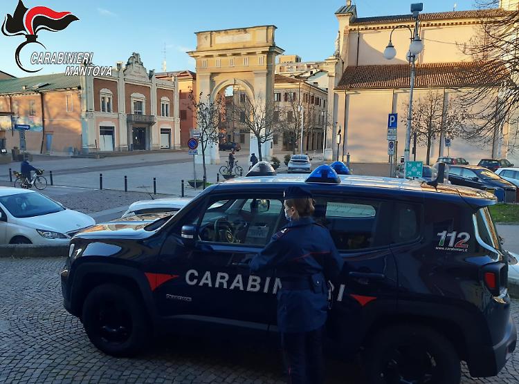 Tampona un'auto e scappa: individuata dai carabinieri