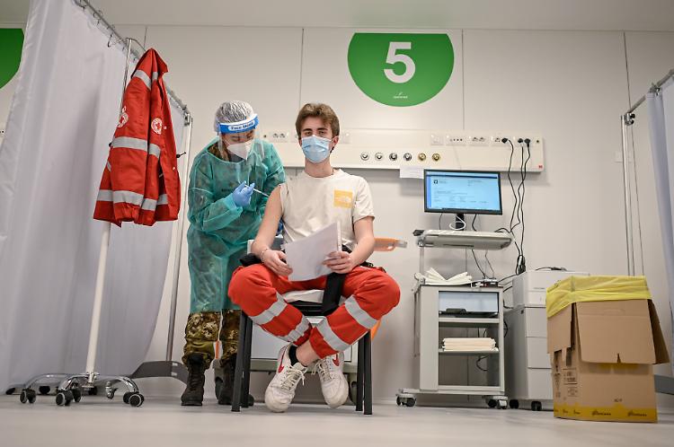 Vaccinazione anti-Covid, via alla seconda fase della sperimentazione
