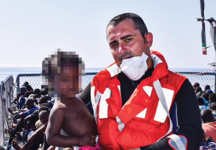 I pianti per i bambini soccorsi: i marinai si raccontano
