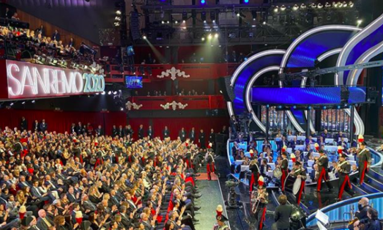 Sanremo, le comparse e il pubblico del teatro