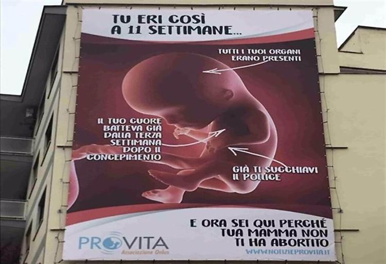 Preghiera contro l'aborto all'ingresso dell'ospedale