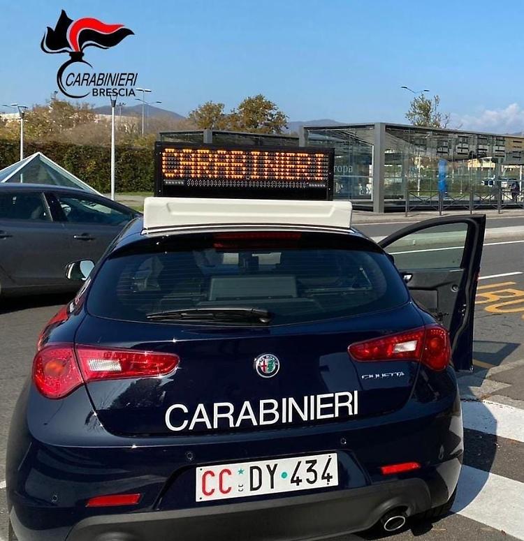 Richieste di denaro e botte agli studenti, arrestato 21enne