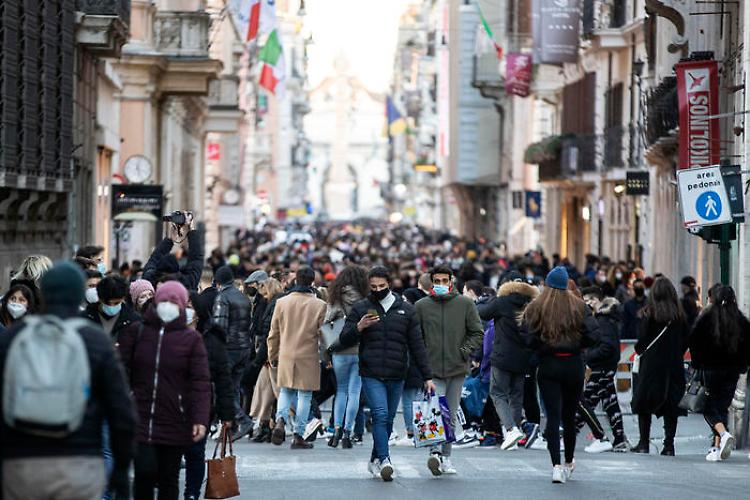 Covid, a Roma piazze isolate. Chiusa Fontana di Trevi. Folla ad Ostia