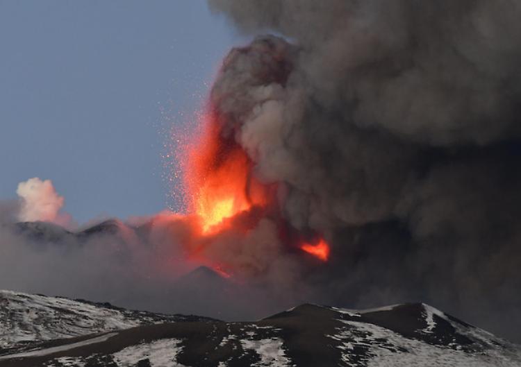 Etna, lava e fumo: stop ai voli per l'eruzione