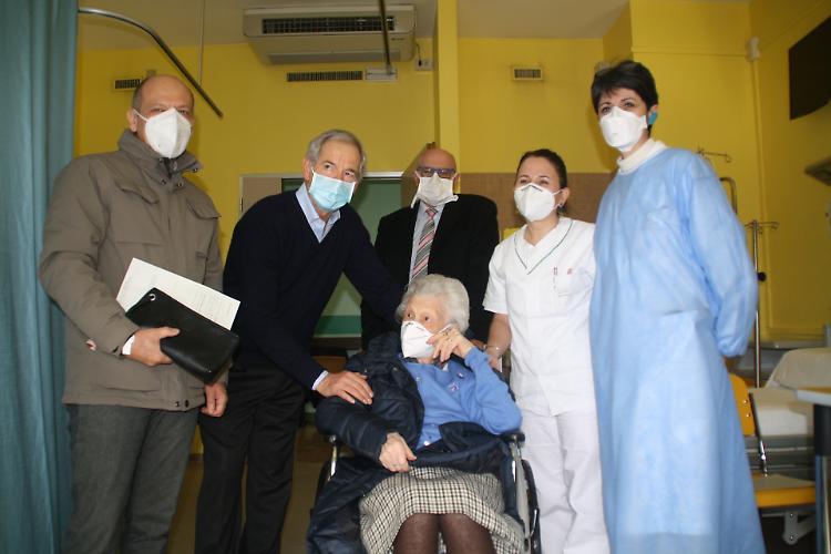 Alma Lucia, 107 anni, la prima a ricevere il vaccino
