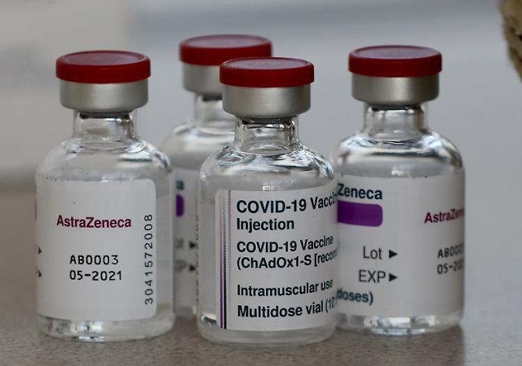 AstraZeneca da domani pomeriggio, in mattinata solo Pfizer