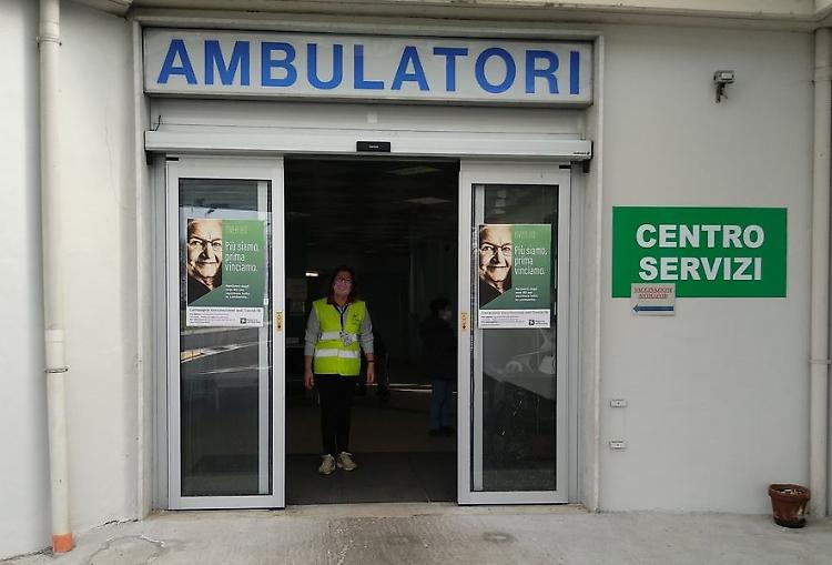 Cremona, vaccinazioni in Ospedale: «L'ingresso per gli over 80 è dalla linea verde»