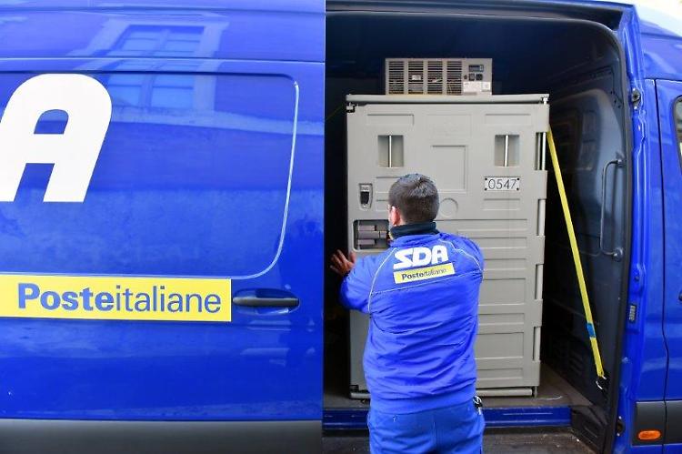 Vaccini AstraZeneca consegnati a Cremona e Crema da Poste Italiane