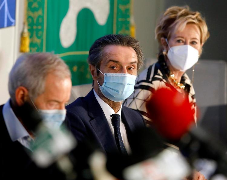 Ritardi nelle consegne, slittano le vaccinazioni degli over 80: proteste