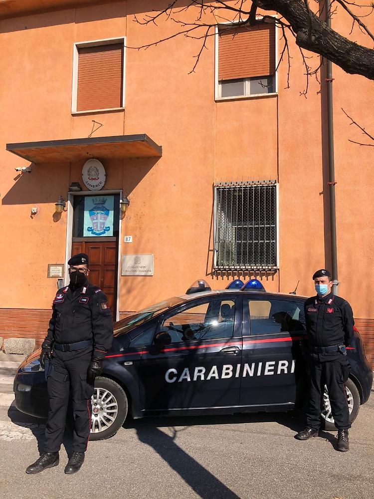 Maltratta, picchia e insulta la moglie: arrestato 27enne