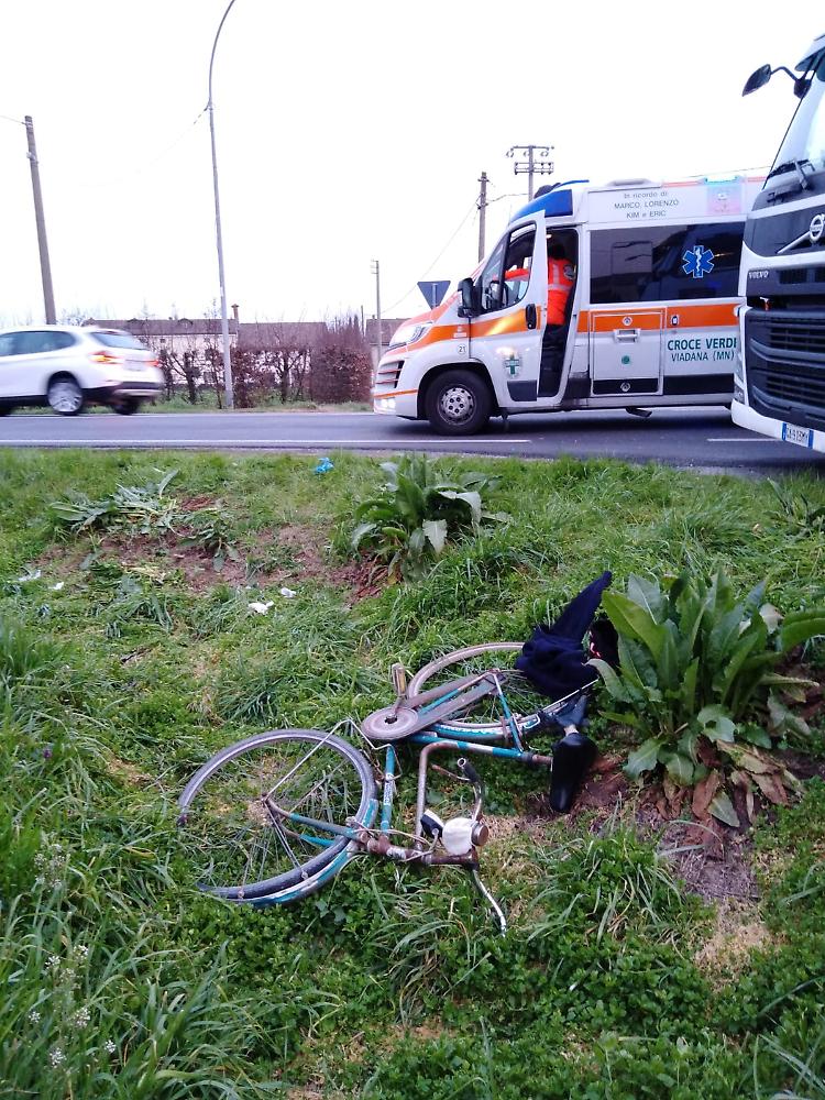 Travolto in bici sulla strada di casa