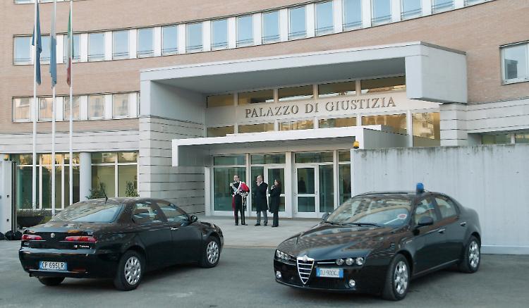Abusò di due bimbe: condannato a 14 anni